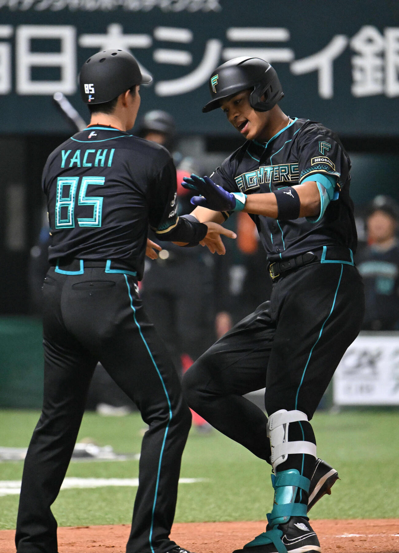 ソフトバンク対日本ハム　2回表日本ハム1死、万波（右）は本塁打を放つ（撮影・林敢治）
