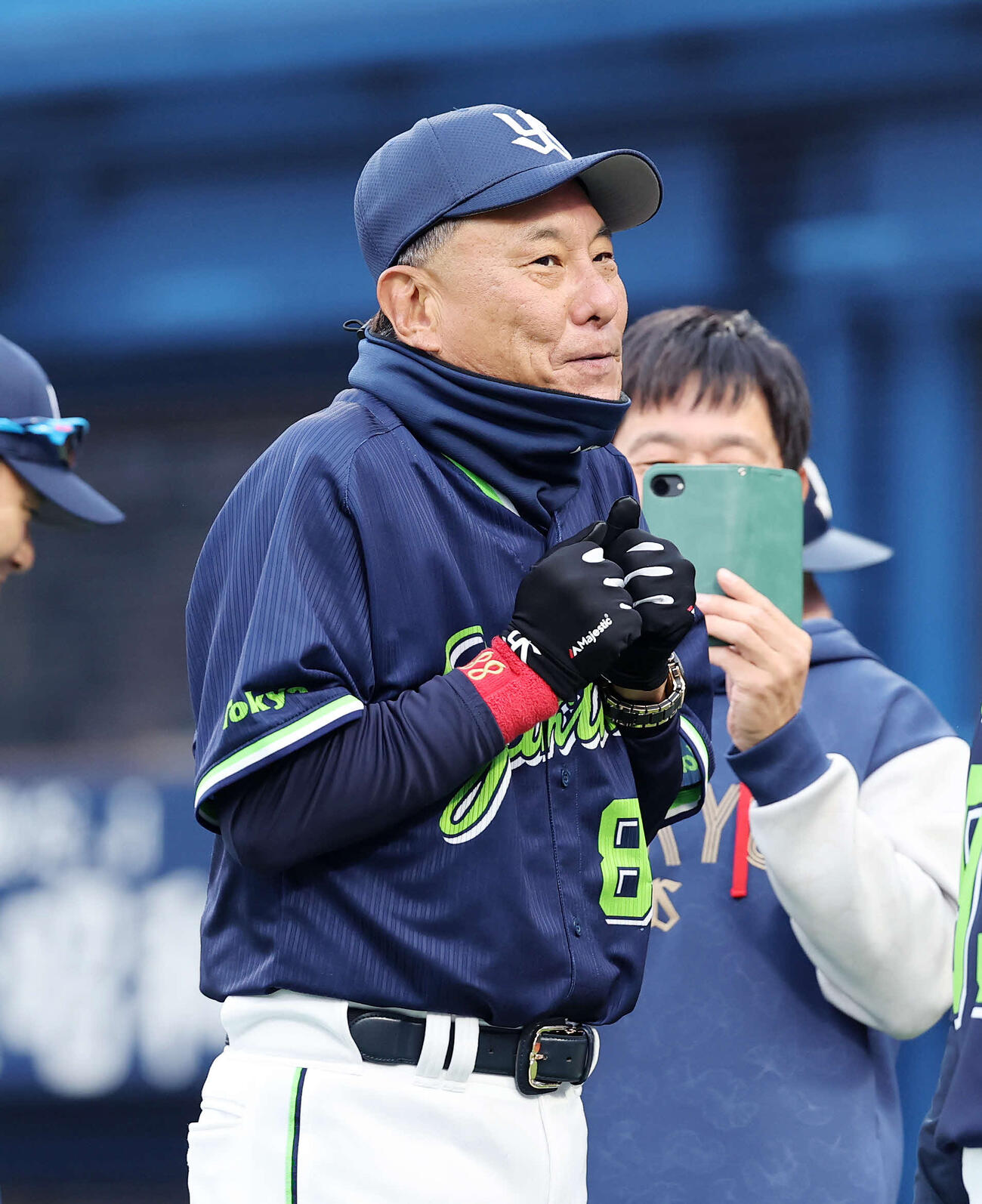 DeNA対ヤクルト　勝利し喜ぶヤクルト池山監督（撮影・鈴木正人）　