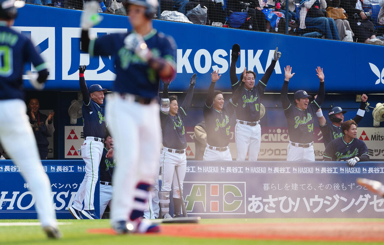 DeNA対ヤクルト　8回表ヤクルト無死満塁、サンタナの3点適時二塁打に盛り上がる池山監督（左）とベンチ（撮影・鈴木みどり）
