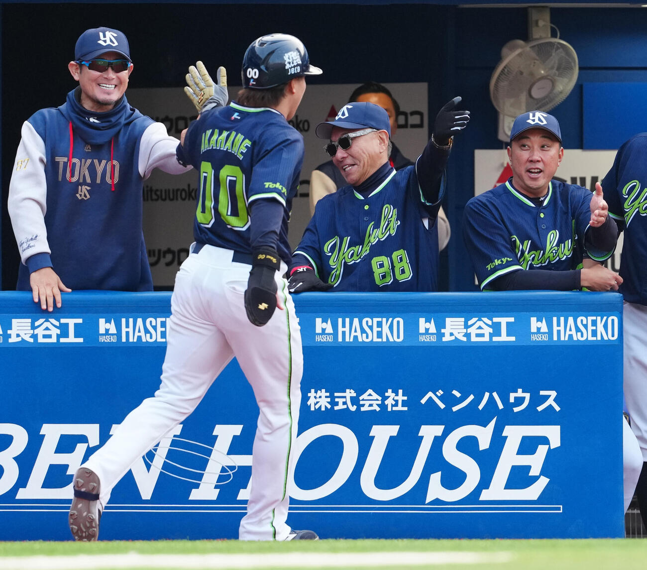 DeNA対ヤクルト　8回表ヤクルト1死三塁、三塁手林の野選で生還した三塁走者赤羽（手前）を迎える池山監督（中央）（撮影・鈴木みどり）