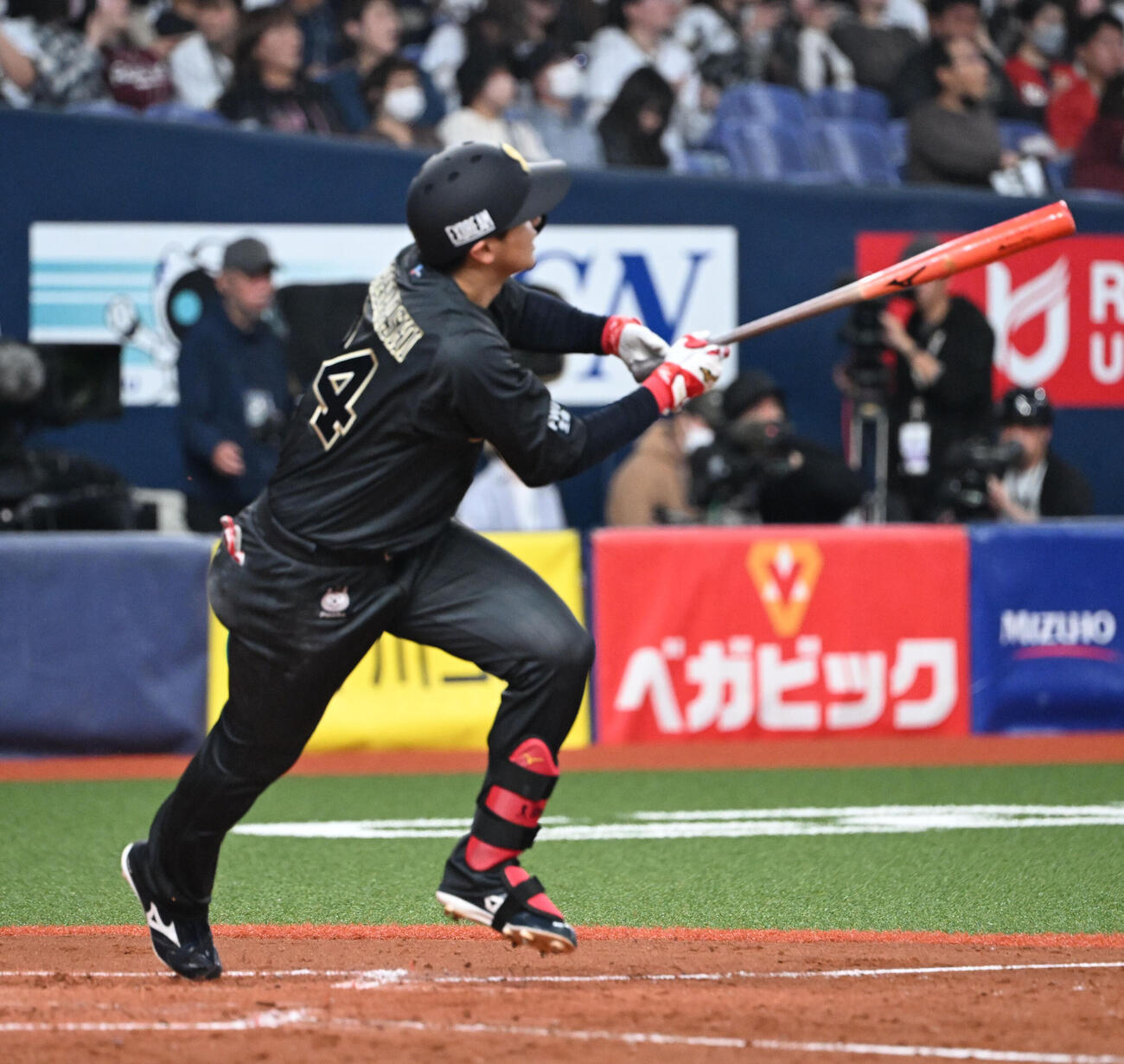 オリックス対楽天　4回裏オリックス1死、左越え本塁打を放つ紅林（撮影・和賀正仁）