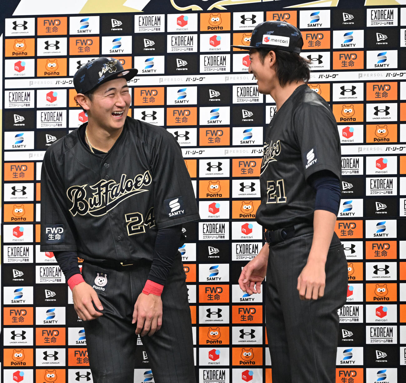 オリックス対楽天　ヒーローインタビューで笑顔を見せるオリックス山崎（左）と紅林（撮影・和賀正仁）