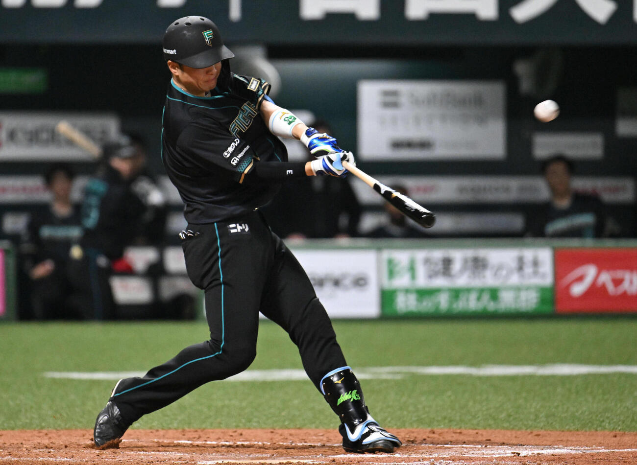 ソフトバンク対日本ハム　8回表日本ハム無死、郡司は本塁打を放つ（撮影・林敢治）