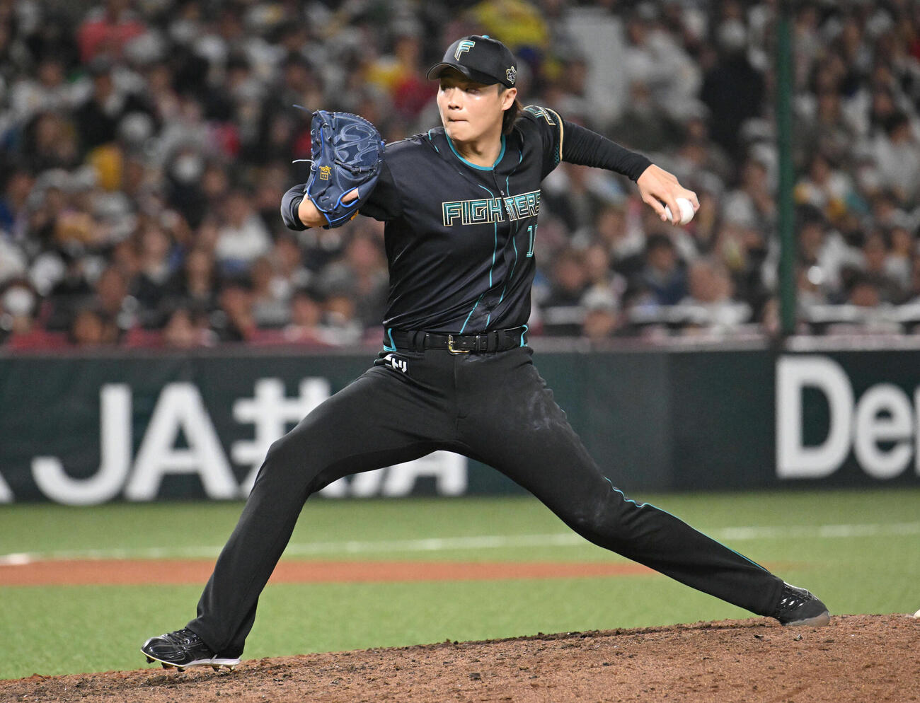 ソフトバンク対日本ハム　日本ハム2番手投手の山﨑（撮影・林敢治）