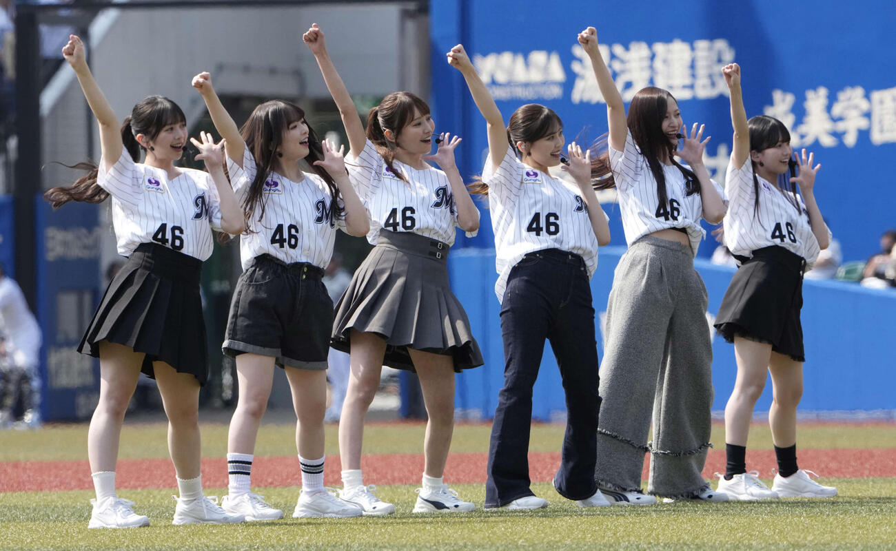 始球式に登場しパフォーマンスを披露する乃木坂野球部。左から長嶋凛桜、小川彩、黒見明香、柴田柚菜、金川紗耶、瀬戸口心月（撮影・小島史椰）