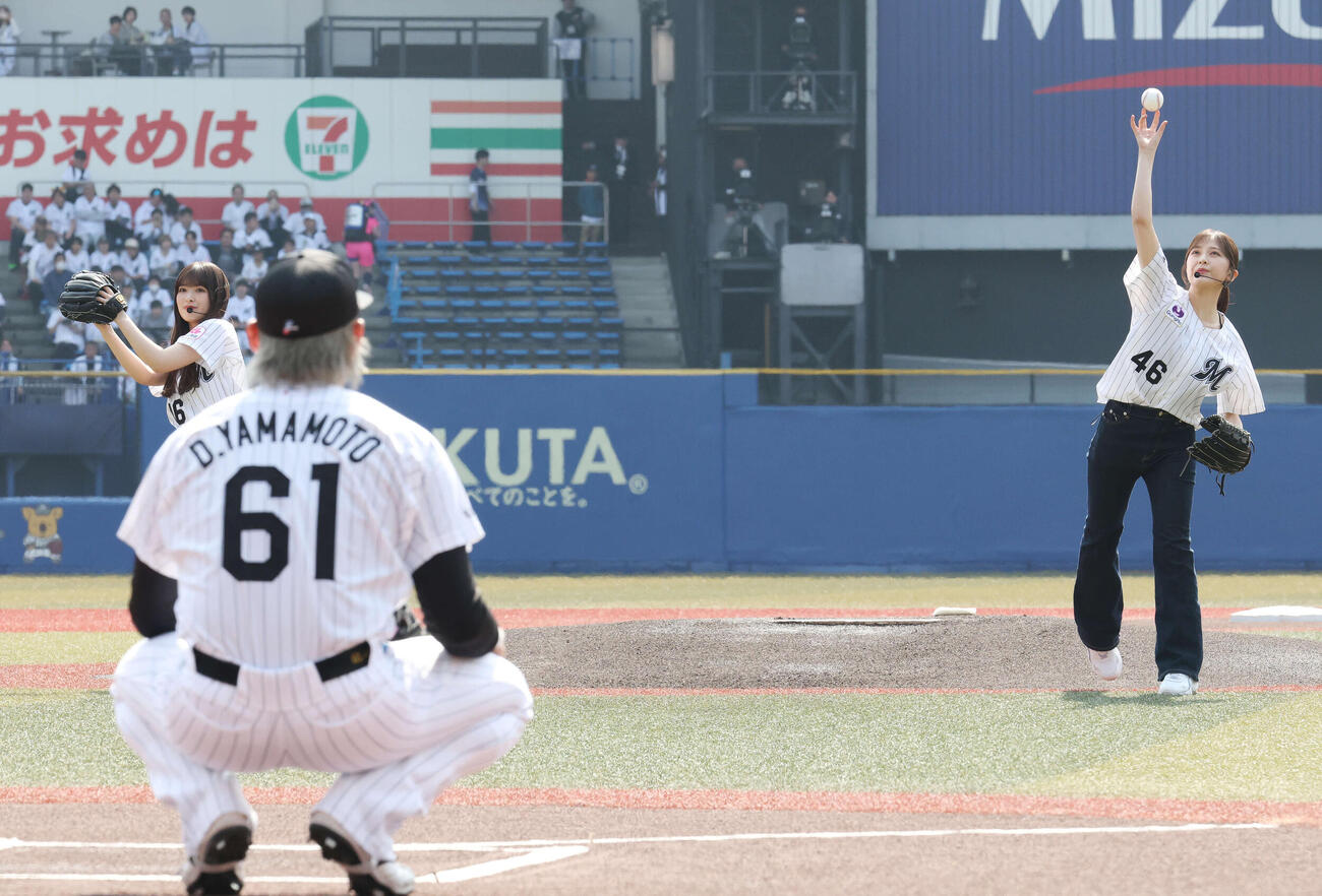 ロッテ対西武　試合前、セレモニアルピッチを務める乃木坂野球部の小川彩（左）と柴田柚菜（撮影・宮地輝）