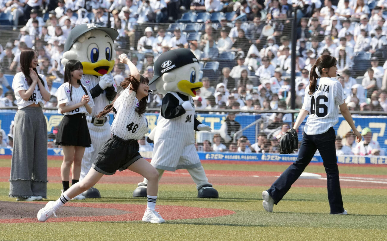 始球式を務める乃木坂野球部の小川彩（左から3人目）と柴田柚菜（左から4人目）（撮影・小島史椰）
