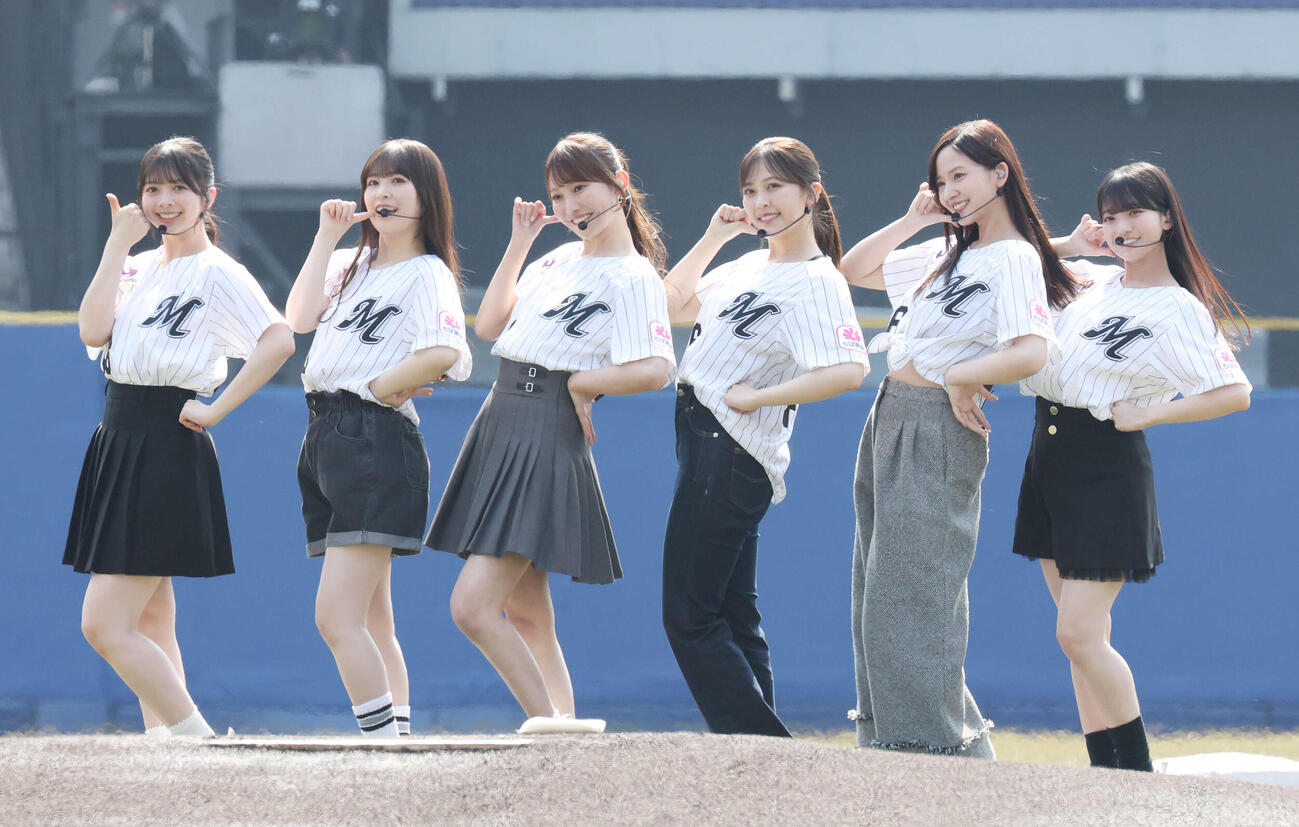ロッテ対西武　試合前、パフォーマンスする乃木坂野球部、左から長嶋凛桜、小川彩、黒見明香、柴田柚菜、金川紗耶、瀬戸口心月（撮影・宮地輝）