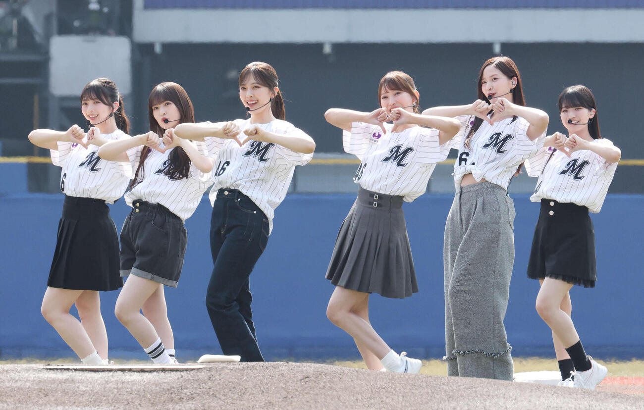 ロッテ対西武　試合前、パフォーマンスする乃木坂野球部、左から長嶋凛桜、小川彩、柴田柚菜、黒見明香、金川紗耶、瀬戸口心月（撮影・宮地輝）