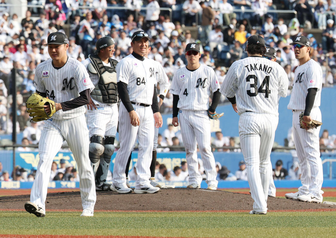 ロッテ対西武　6回表、途中降板となるロッテ広池（左）（撮影・宮地輝）