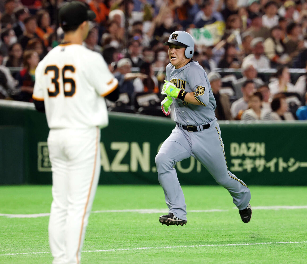 巨人対阪神　2回表阪神2死一、二塁、伊藤将の2点適時二塁打で一塁から激走生還する伏見（右）。手前は山城（撮影・浅見桂子）