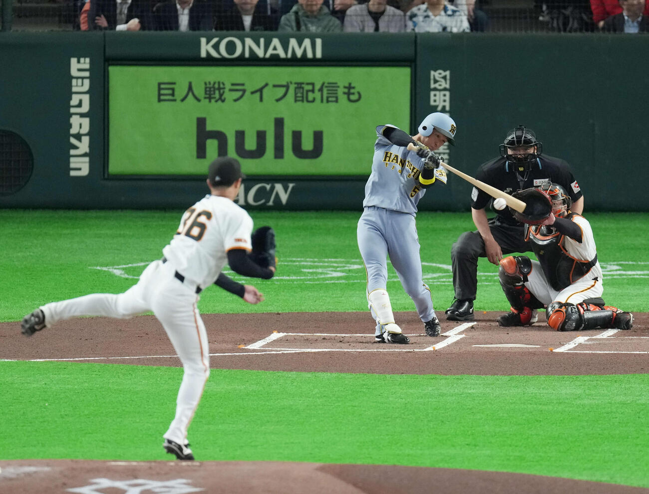 巨人対阪神　1回表阪神無死、右安打を放つ近本。投手は山城（撮影・増田悦実）