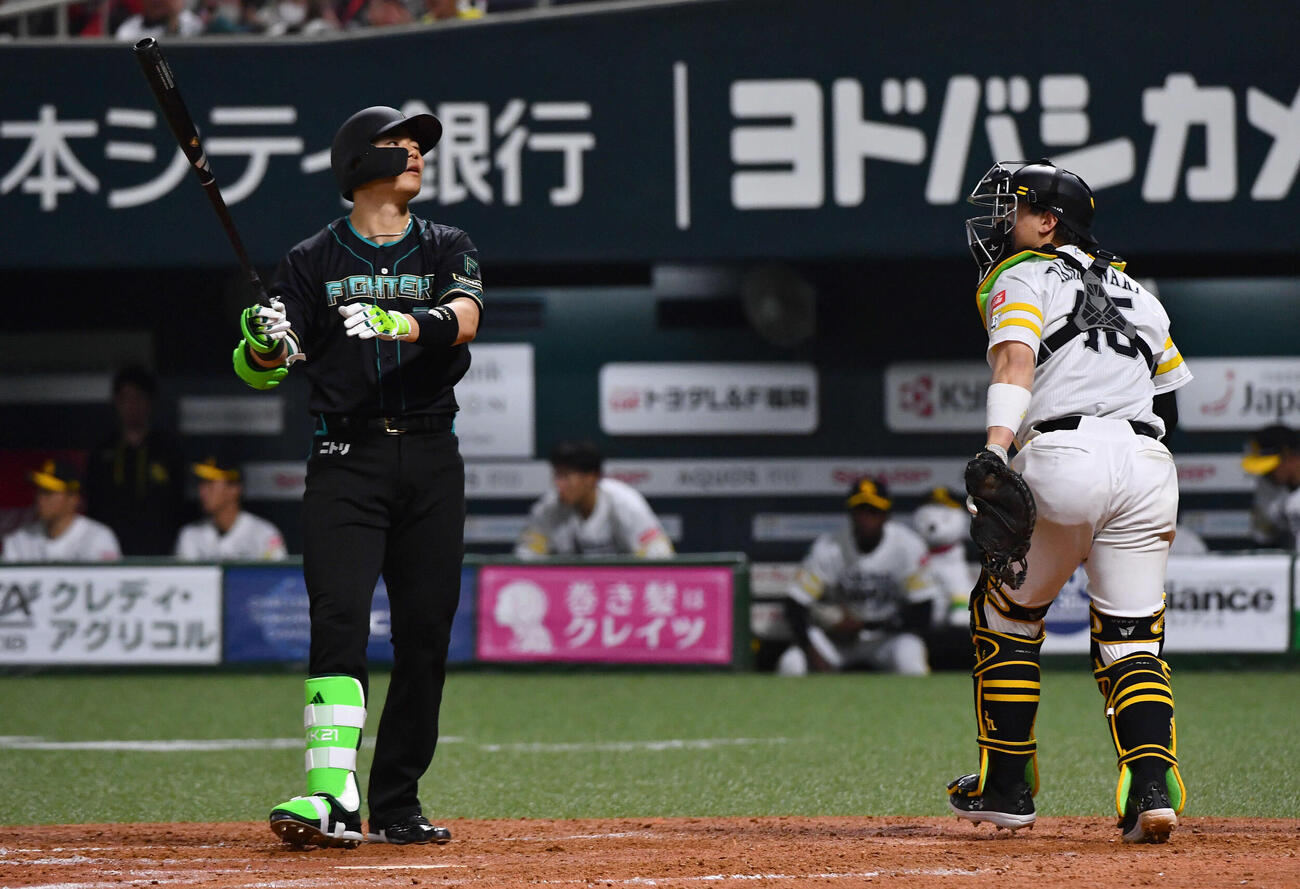 ソフトバンク対日本ハム　4回表日本ハム2死一、三塁、空振り三振に倒れた清宮幸（撮影・岩下翔太）