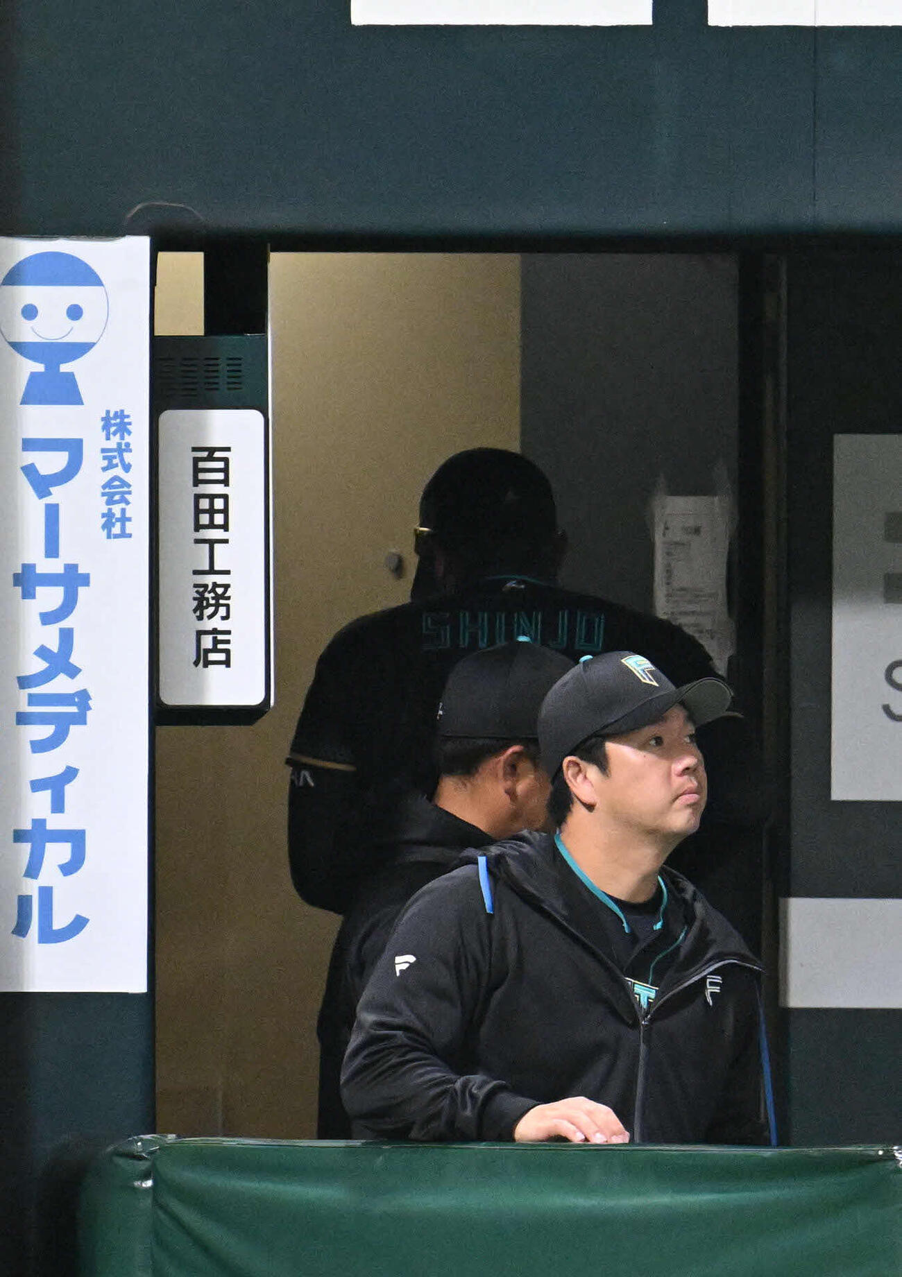 ソフトバンク対日本ハム　ソフトバンクに開幕3連敗し引きあげる新庄監督（撮影・林敢治）