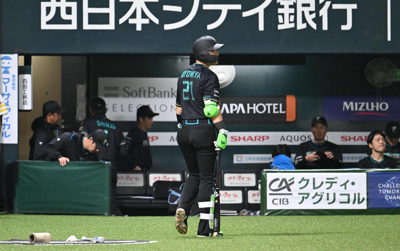 ソフトバンク対日本ハム　ソフトバンクに開幕3連敗し引きあげる日本ハムナイン（撮影・林敢治）