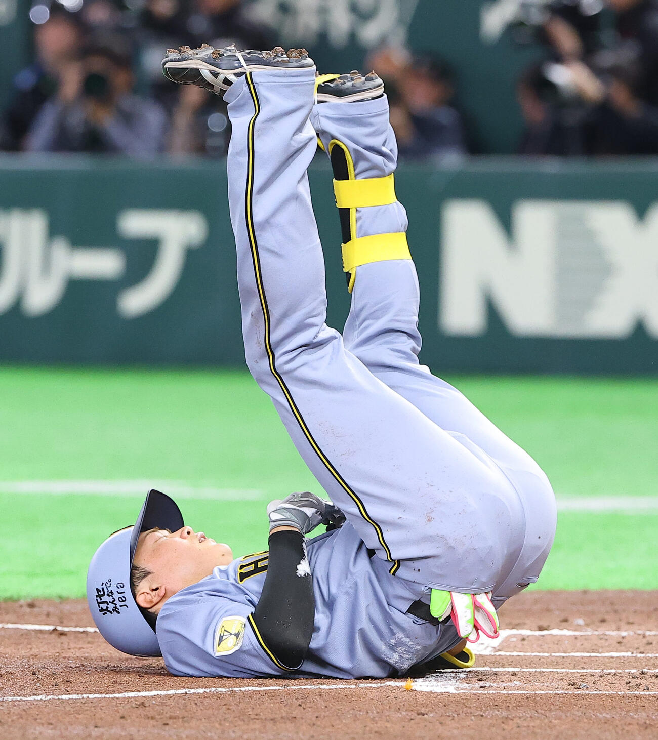 巨人対阪神　2回表阪神1死一塁、伏見は死球を受ける（撮影・上田博志）