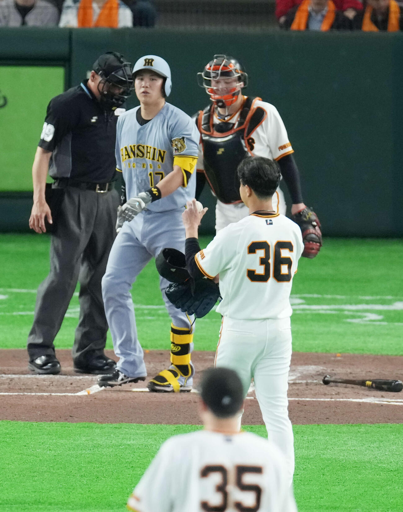 巨人対阪神　2回表阪神1死一塁、死球を受ける伏見。投手は山城（撮影・増田悦実）