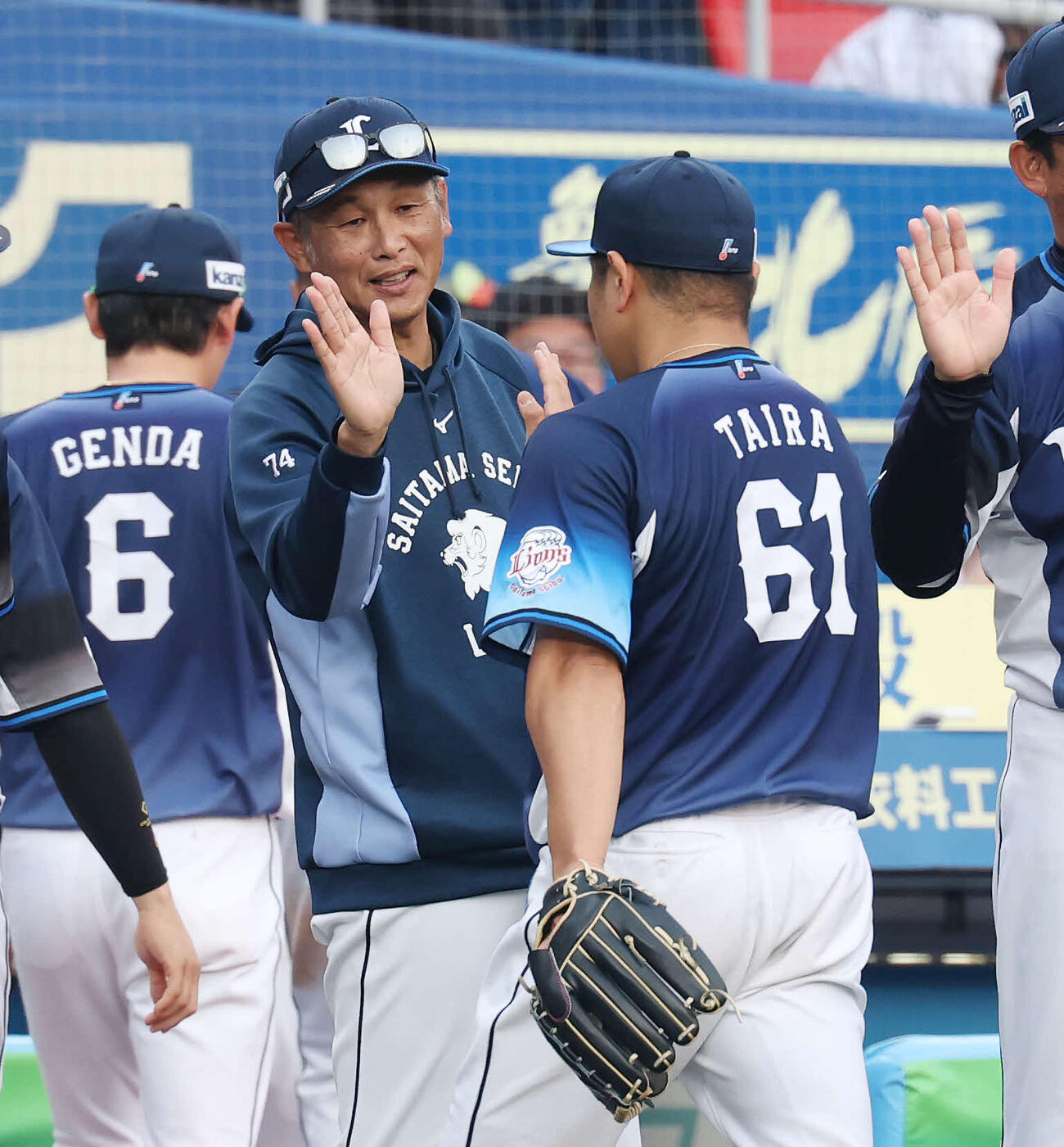 ロッテ対西武　完封勝利した西武平良（右）とタッチする西口監督（撮影・宮地輝）