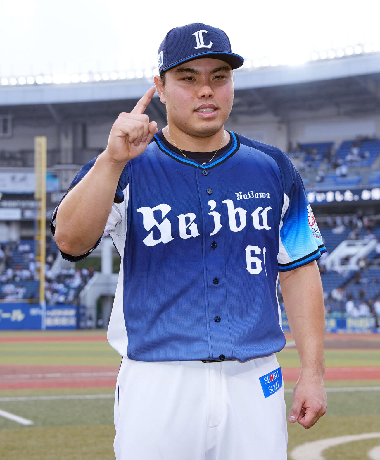 ロッテに完封勝利しヒーローインタビューを終えポーズする西武平良（撮影・小島史椰）