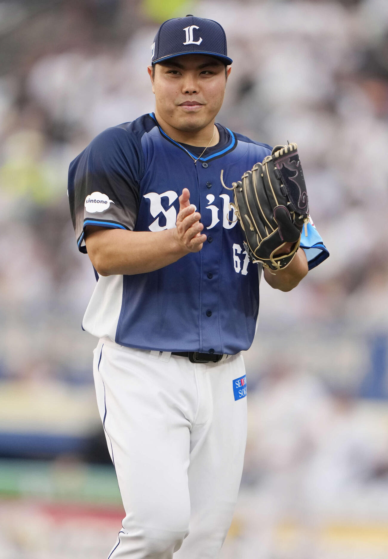 ロッテ対西武　8回裏ロッテ2死一、二塁、小川を三ゴロに仕留め笑顔を見せる平良（撮影・小島史椰）