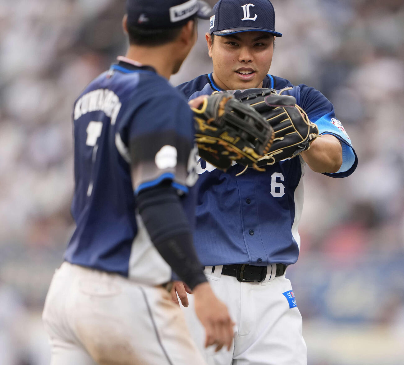 ロッテ対西武　8回裏ロッテ2死一、二塁、小川を三ゴロに仕留め笑顔を見せる平良（撮影・小島史椰）
