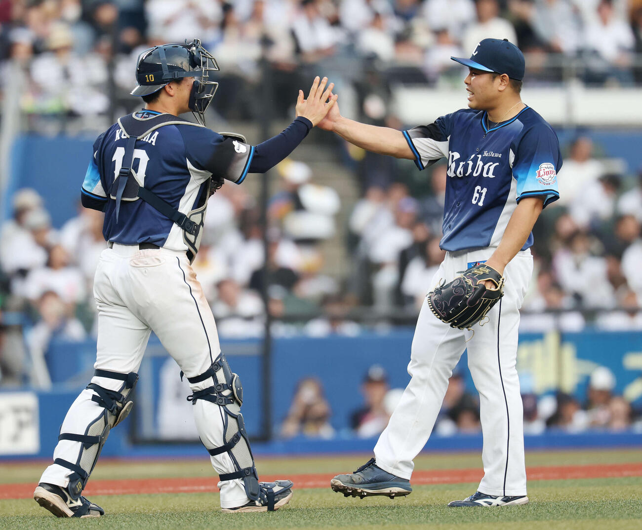 ロッテ対西武　完封勝利し西武小島（左）とタッチする平良（撮影・宮地輝）