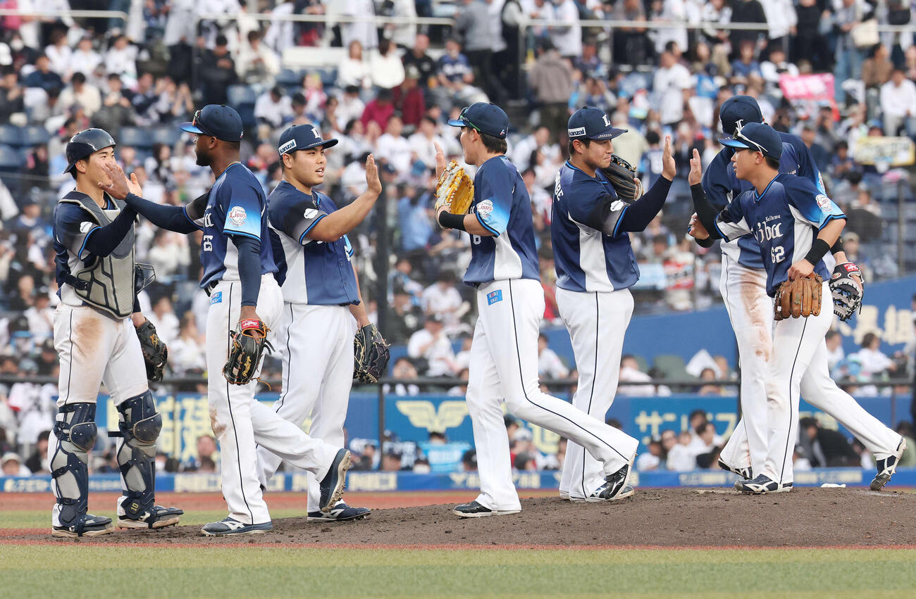 ロッテ対西武　完封勝利しチームメートとタッチを交わす西武平良（左から3人目）（撮影・宮地輝）