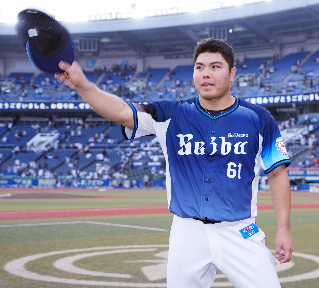 ロッテに完封勝利しヒーローインタビューを終え手を振る西武平良（撮影・小島史椰）