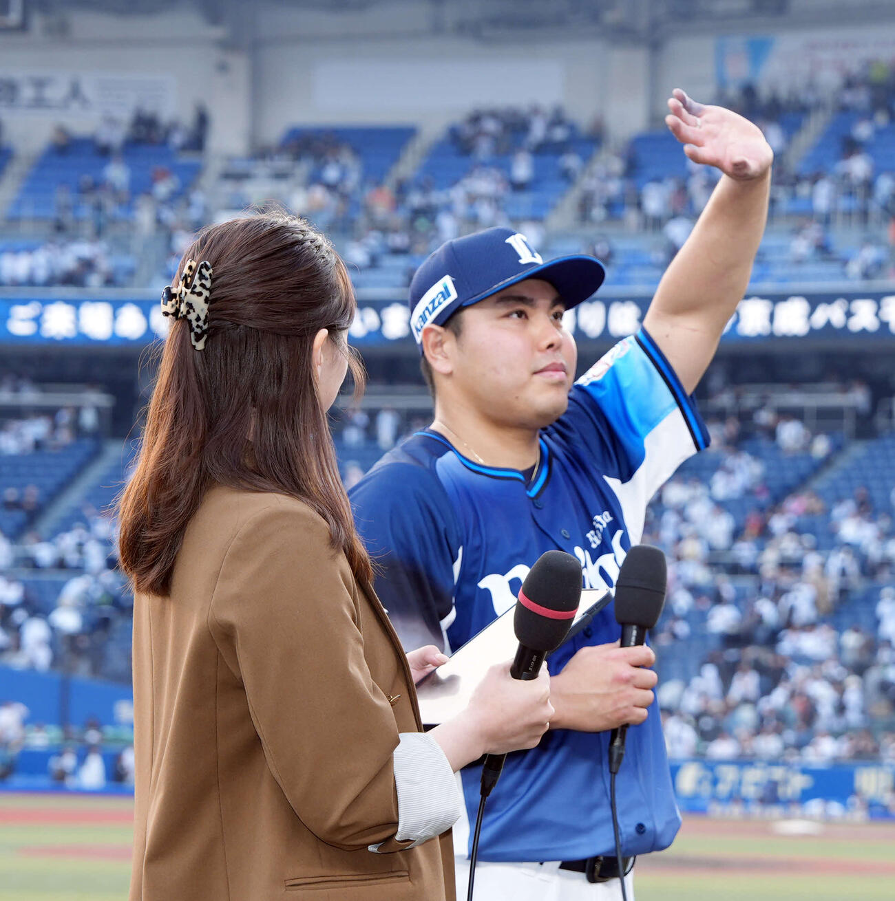 ロッテに完封勝利しヒーローインタビューを受ける西武平良（撮影・小島史椰）