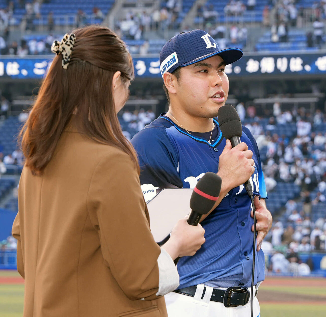 ロッテに完封勝利しヒーローインタビューを受ける西武平良（撮影・小島史椰）