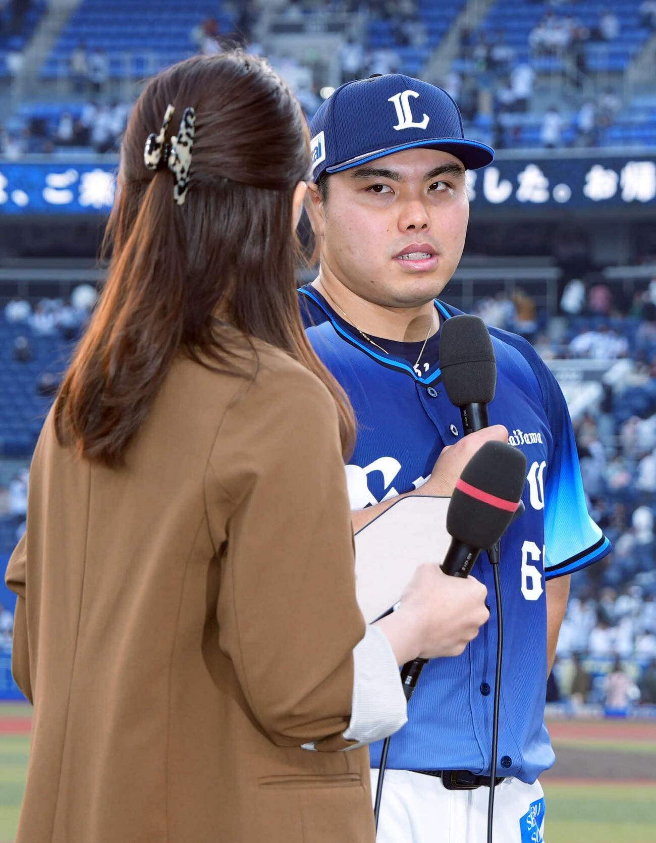 ロッテに完封勝利しヒーローインタビューを受ける西武平良（撮影・小島史椰）