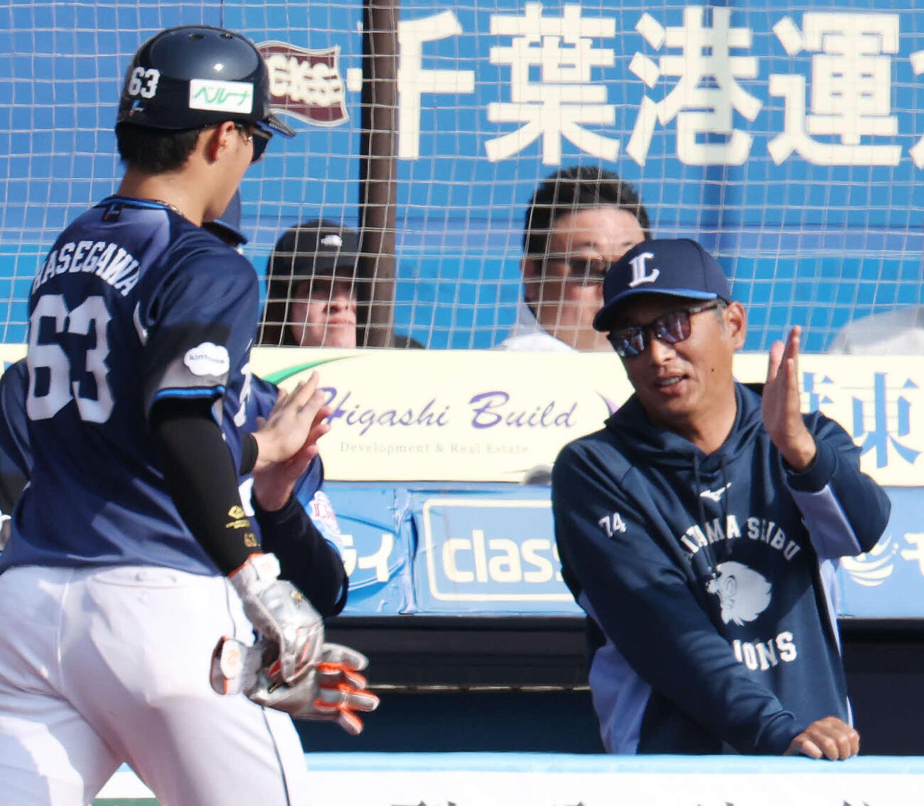 ロッテ対西武　5回表西武無死一、三塁、林安可の遊ゴロで生還した長谷川（左）を迎える西口監督（撮影・宮地輝）