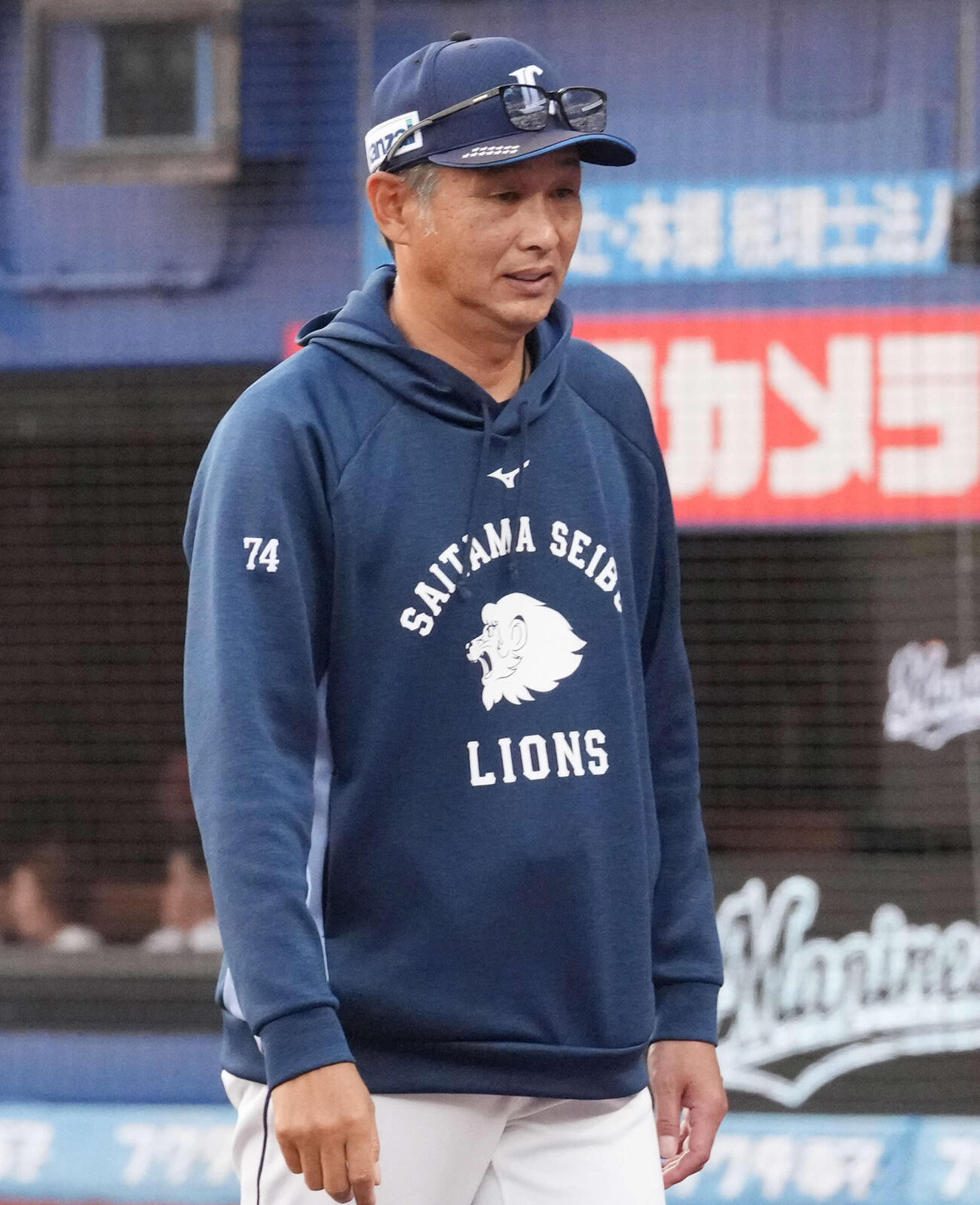 ロッテに勝利しベンチに戻る西武西口監督（撮影・小島史椰）