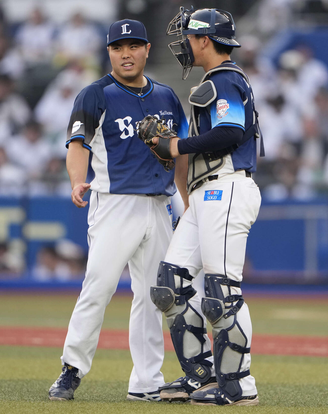 ロッテに完封勝利した西武平良（左）と小島（撮影・小島史椰）