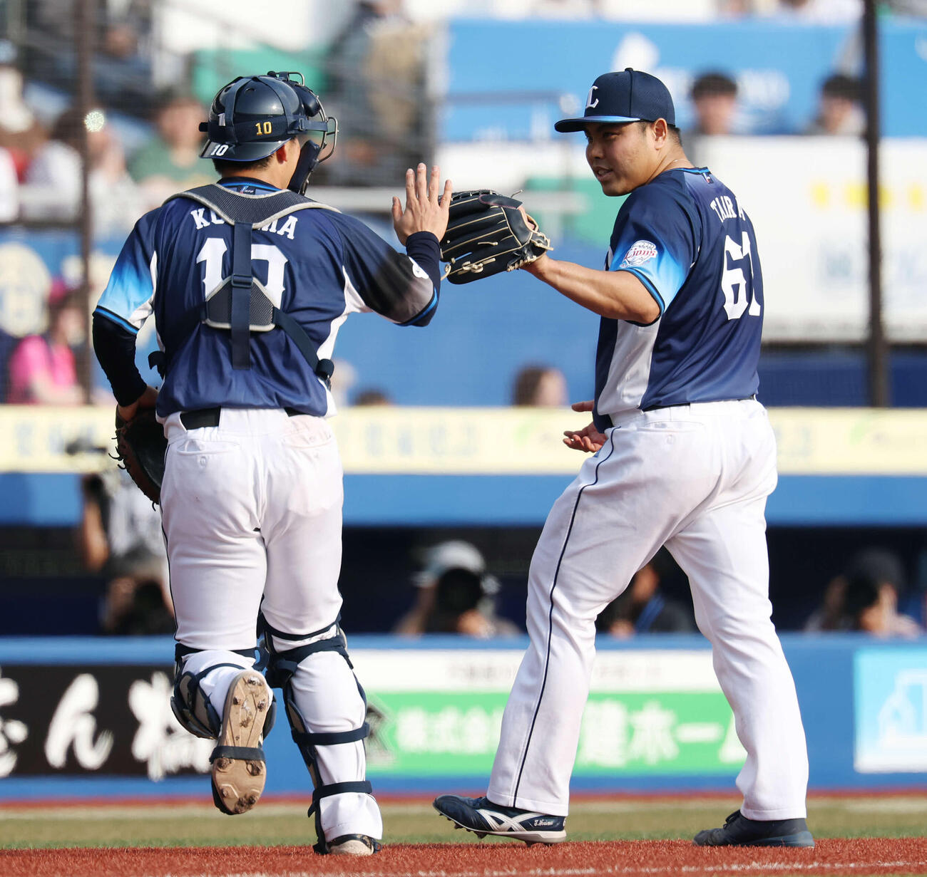ロッテ対西武　6回裏を無失点に抑え西武小島（左）とタッチする平良（撮影・宮地輝）