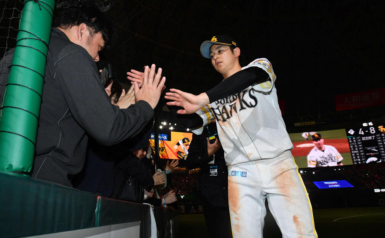 ソフトバンク対日本ハム　日本ハムに勝利し、ファンとハイタッチする川瀬（撮影・岩下翔太）