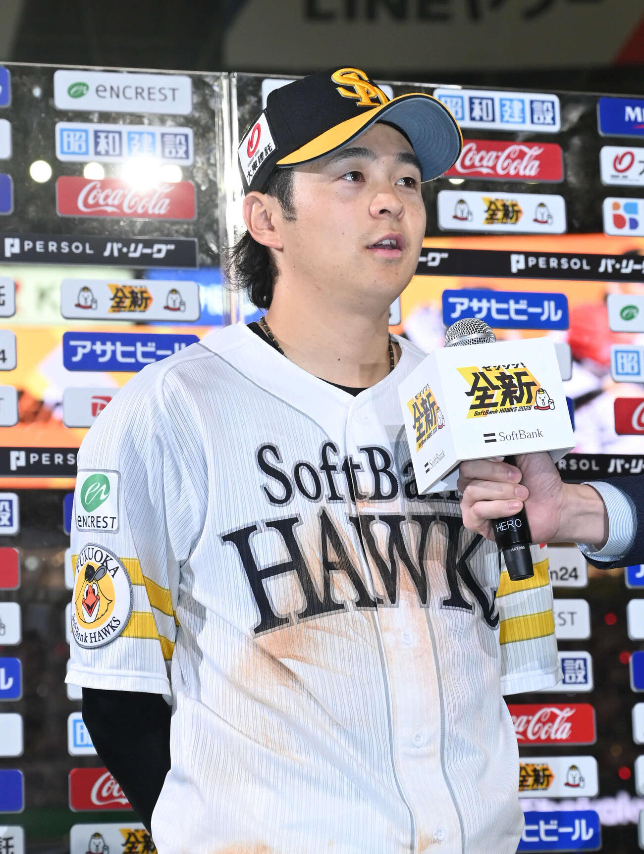 ソフトバンク対日本ハム　ヒーローインタビューに応じる川瀬（撮影・林敢治）