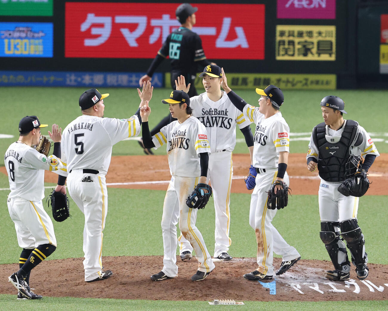 ソフトバンク対日本ハム　開幕3連勝を飾ったソフトバンクナインはハイタッチ（撮影・梅根麻紀）