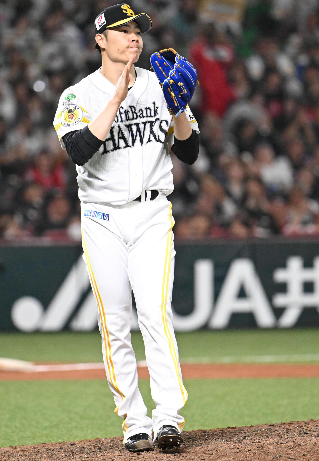 ソフトバンク対日本ハム　勝利を収め歓喜する松本裕（撮影・林敢治）