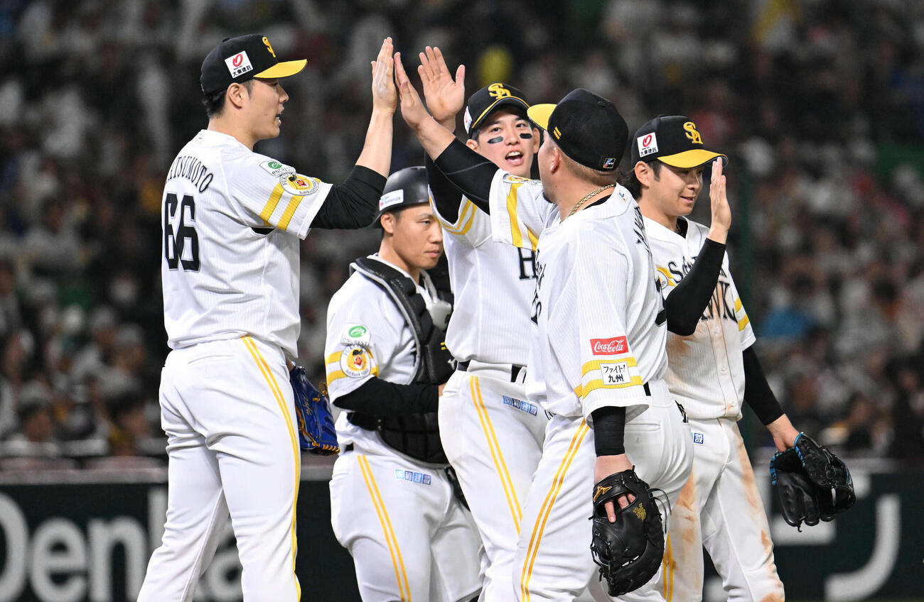 ソフトバンク対日本ハム　勝利を収めタッチを交わすソフトバンクナイン（撮影・林敢治）