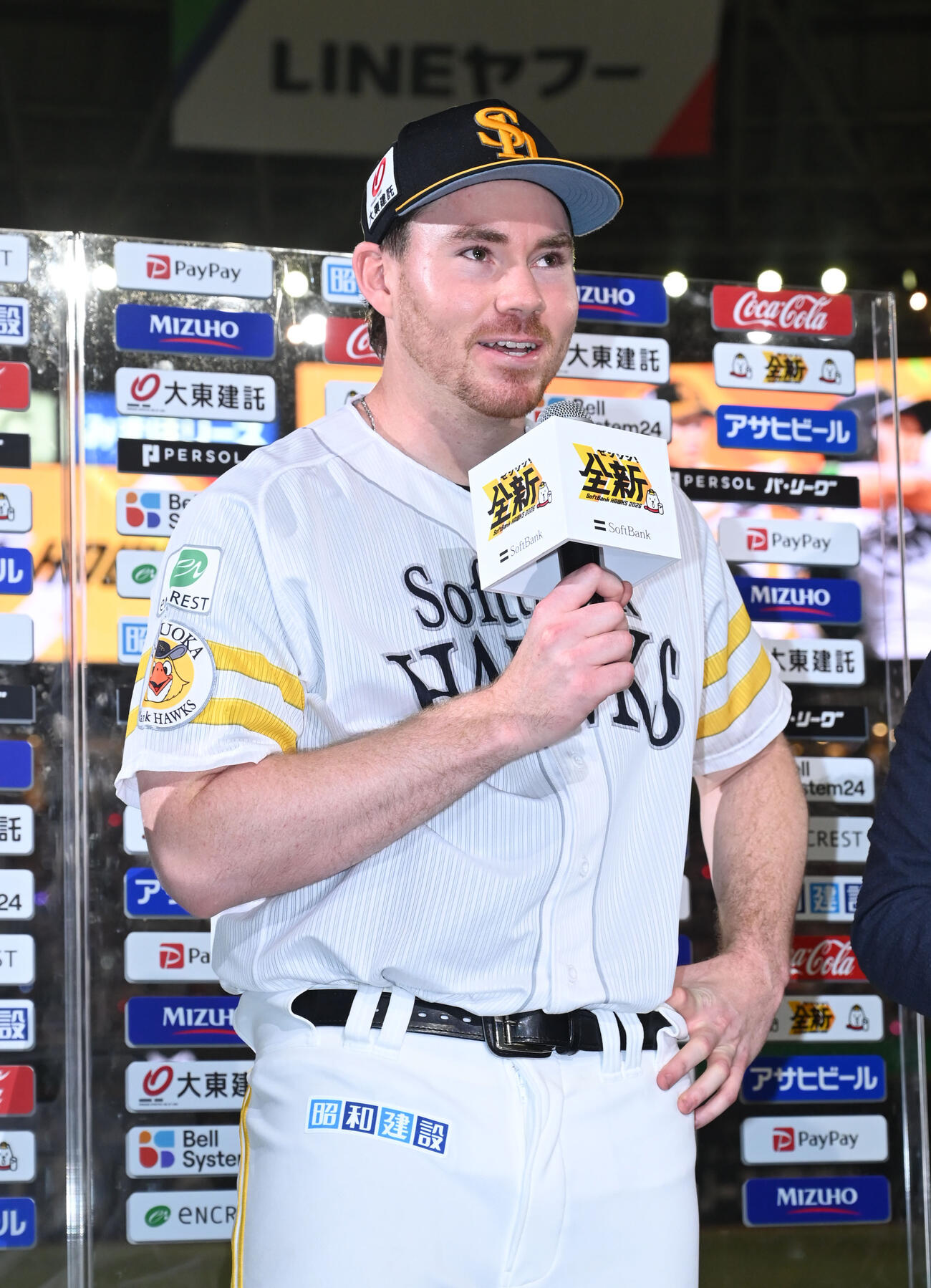 ソフトバンク対日本ハム　笑顔でヒーローインタビューに応じるスチュワート（撮影・林敢治）