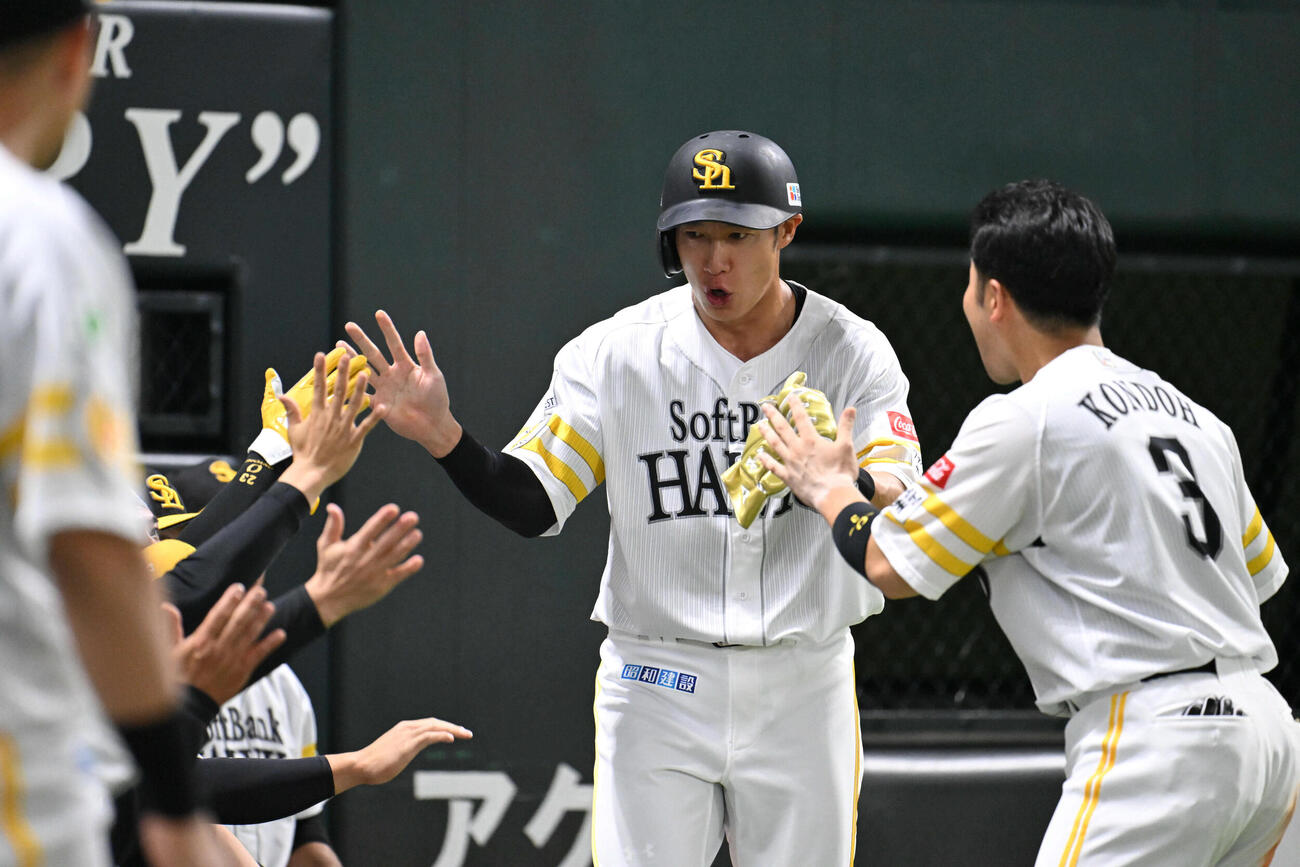 ソフトバンク対日本ハム　3回裏ソフトバンク2死一、二塁、川瀬の適時打で生還した柳田（中央）（撮影・林敢治）