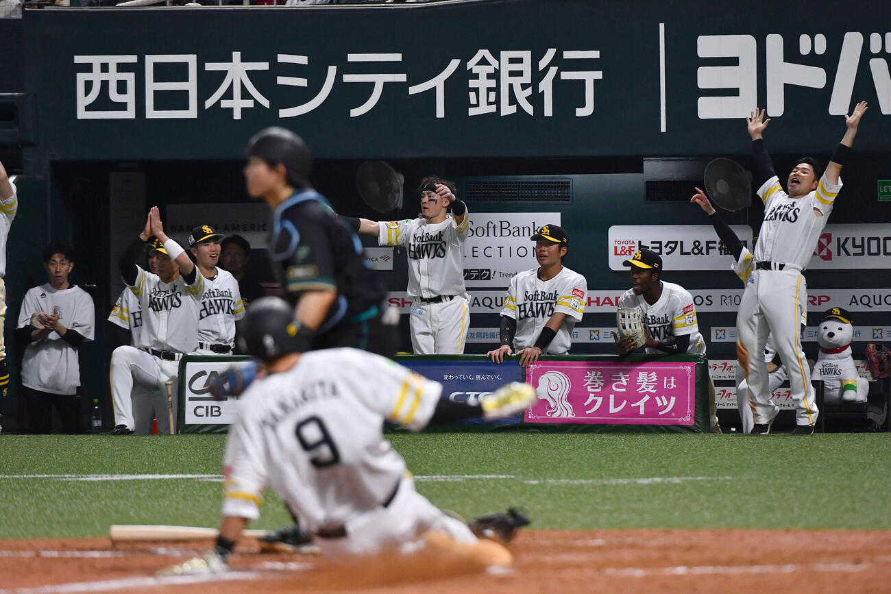 ソフトバンク対日本ハム　3回裏ソフトバンク2死一、二塁、川瀬が右前適時打を放ち、歓喜するソフトバンクナイン（撮影・岩下翔太）