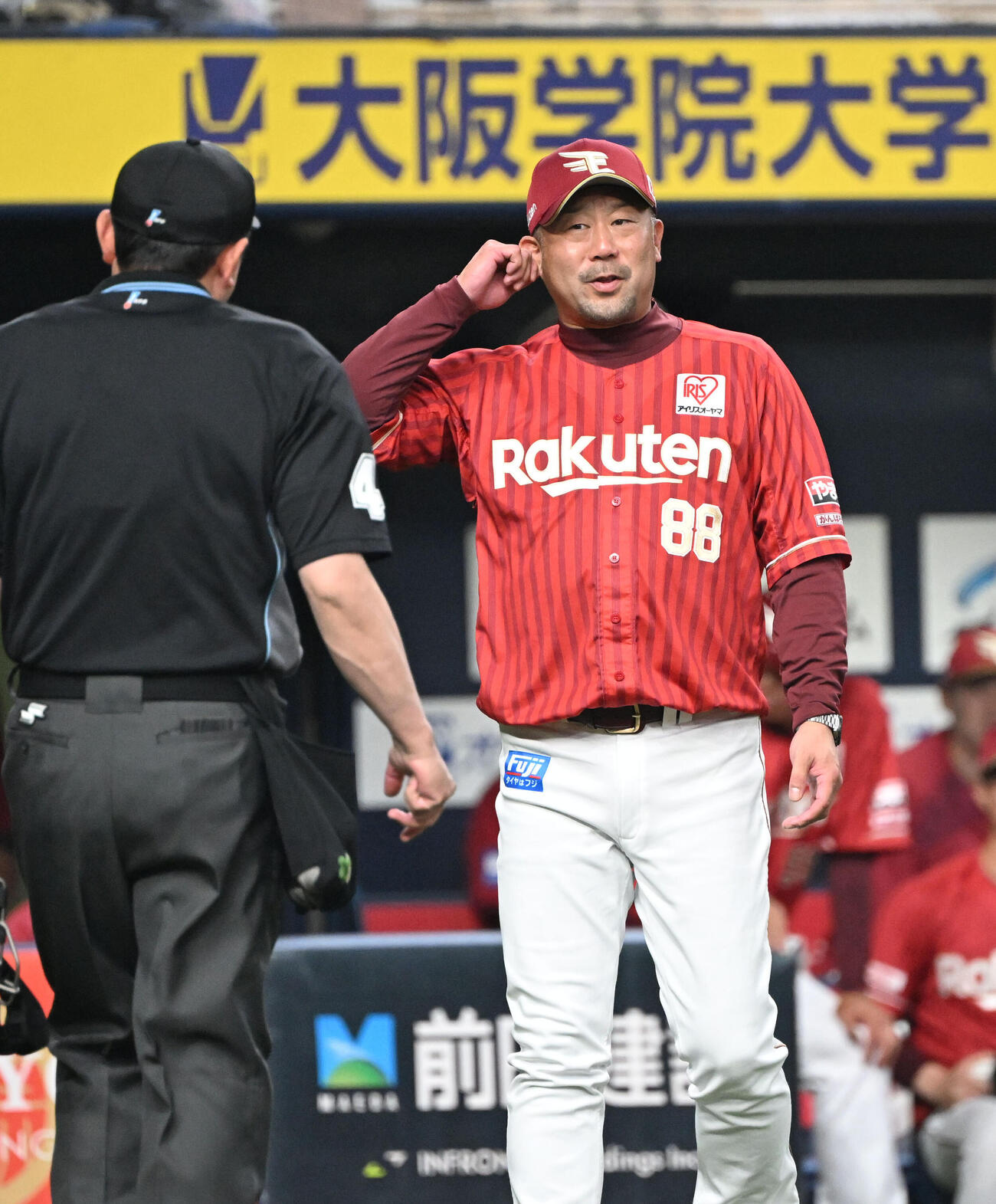 オリックス対楽天　2回、ボークを取られた藤原について説明を受ける楽天三木監督（撮影・和賀正仁）