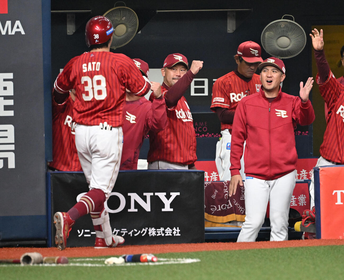 オリックス対楽天　5回表楽天1死、中越え本塁打を放った佐藤を迎える三木（中央）監督（撮影・和賀正仁）
