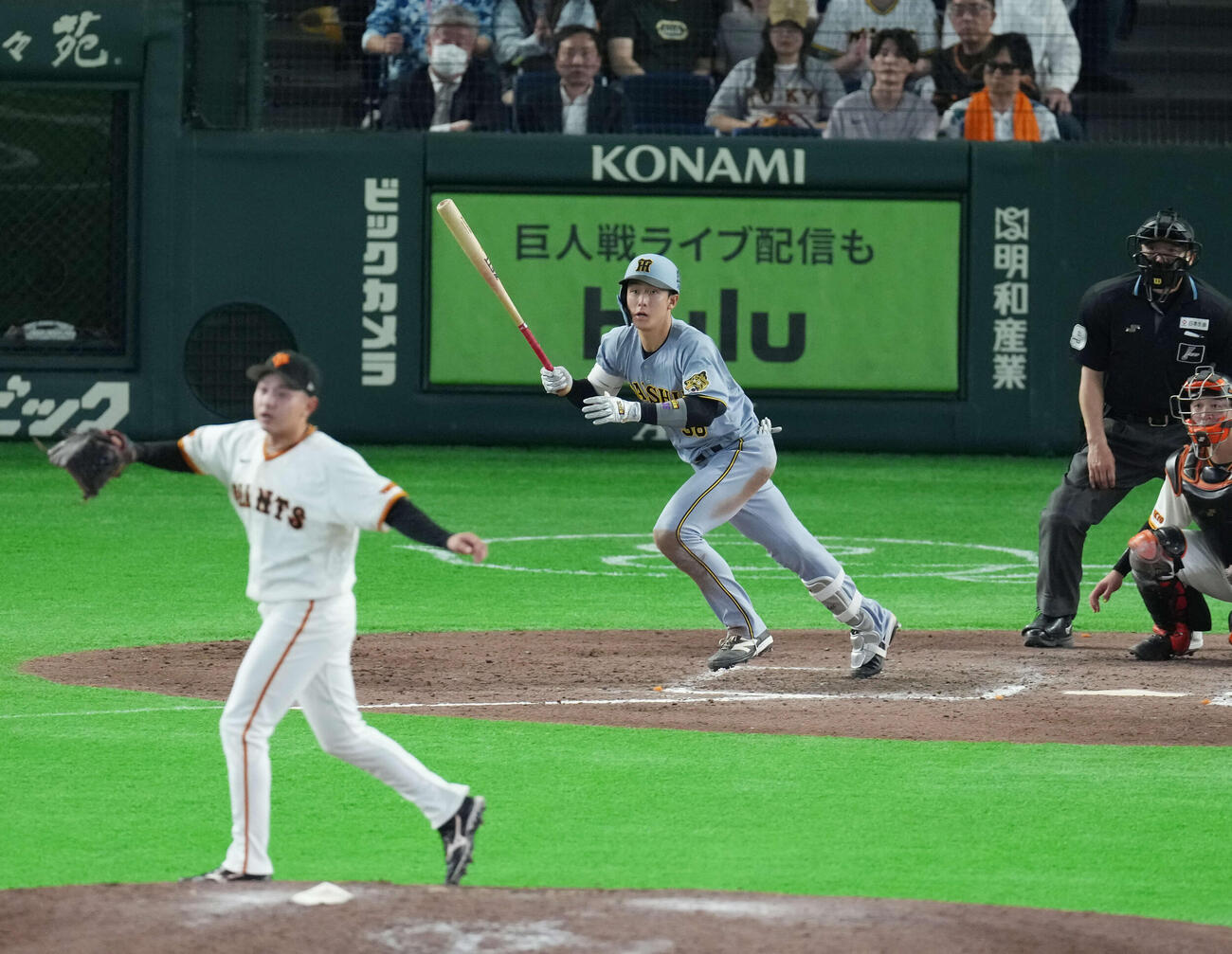 巨人対阪神　9回表阪神2死三塁、適時打を放つ小幡。投手は石川（撮影・増田悦実）