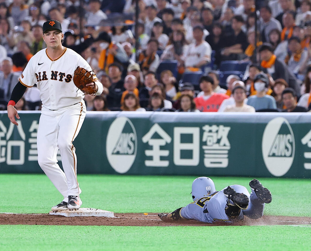 巨人対阪神　8回表阪神無死一、二塁、送りバントを決めた中川は一塁へ頭から飛び込む（撮影・上田博志）
