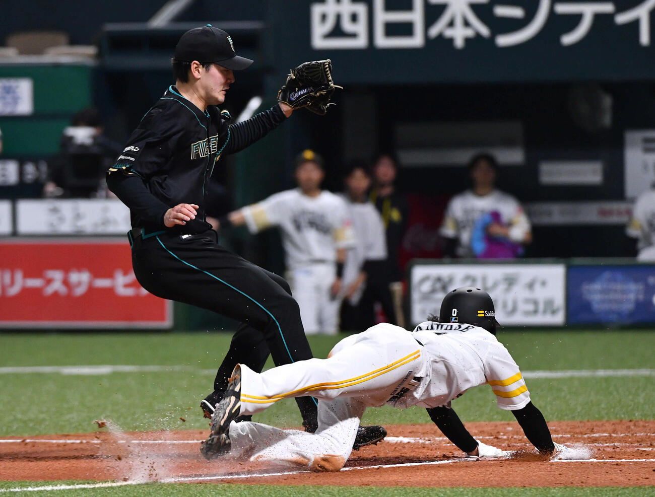 ソフトバンク対日本ハム　2回裏ソフトバンク2死三塁、暴投で三塁走者・川瀬（右）の生還を許した有原（撮影・岩下翔太）