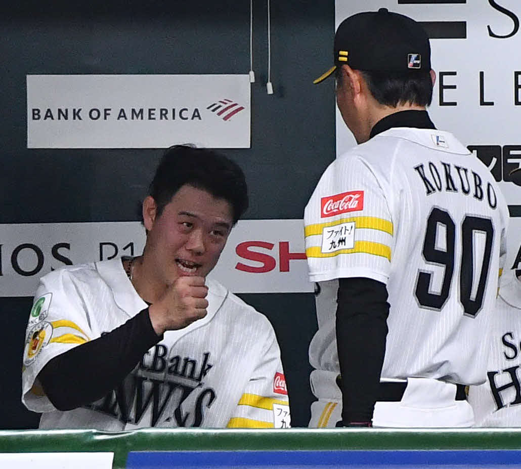 ソフトバンク対日本ハム　8回表終了後、ベンチで小久保監督（右）とグータッチを交わす上茶谷（撮影・岩下翔太）