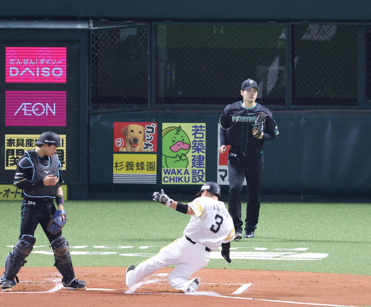 ソフトバンク対日本ハム　1回裏ソフトバンク1死一塁、柳町に中越え先制適時二塁打を浴びた有原、手前は近藤（撮影・梅根麻紀）